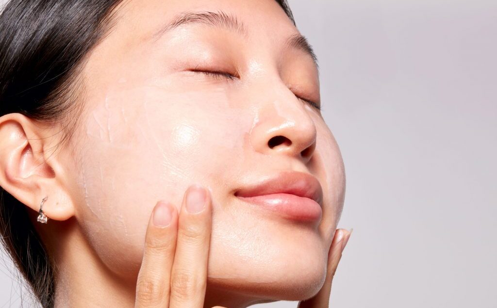1670597906_Mario-Badescu-226_OvernightMask-Model_EDITED-1024x683.jpg